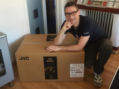 Eerste levering JVC DLA-Z1 aangekomen. Niet 1, maar 2 toestellen :)