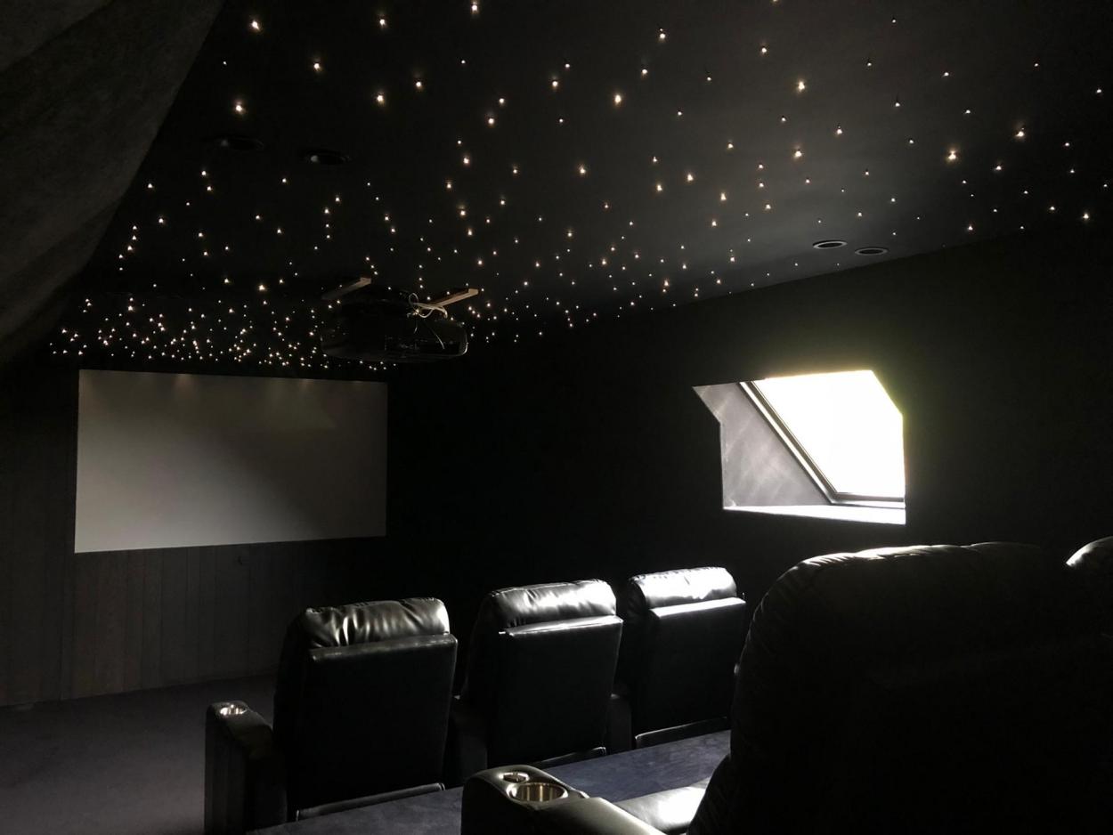 Home Cinema op zolder met sterrenhemel
